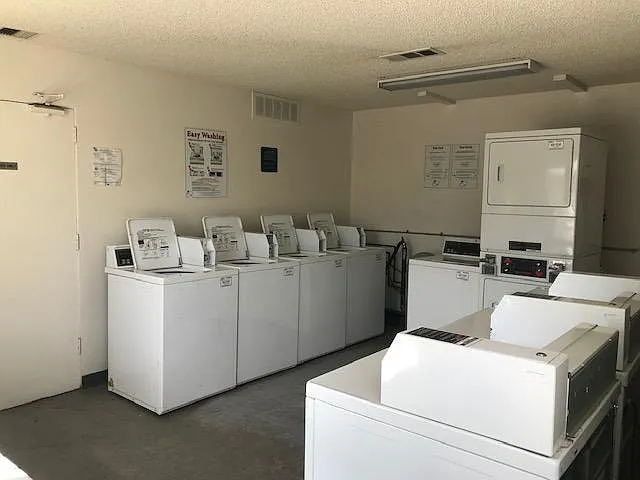 Smoke Tree Studio Apartments — Photo 7