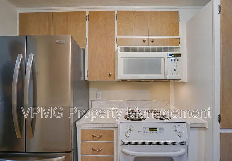 2218 E 18th St #B — Photo 7
