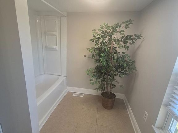 5th image of 801 N New St