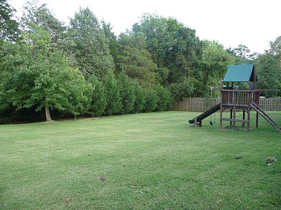 4th image of 828 Bennett Pl