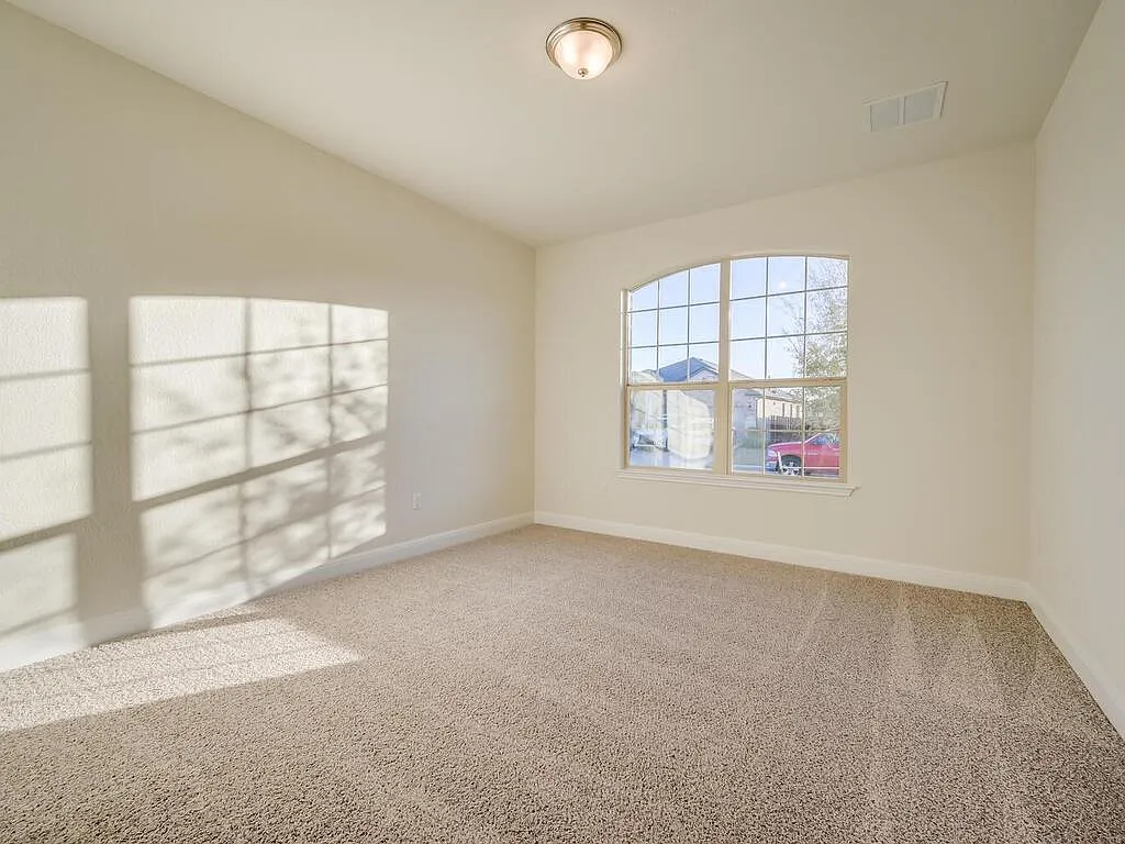 4 bed, 3.0 bath, 2403 sqft, $2,590 — Photo 4
