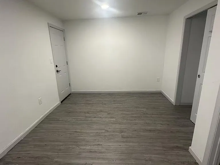 915 Washington Av — Photo 15