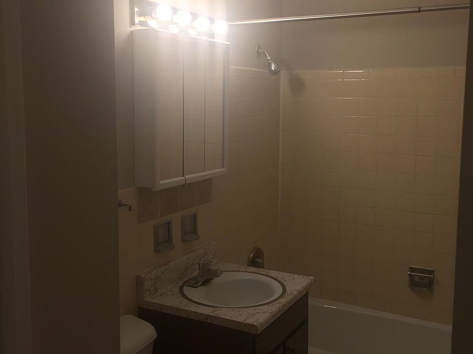 1st image of 941 N River Dr