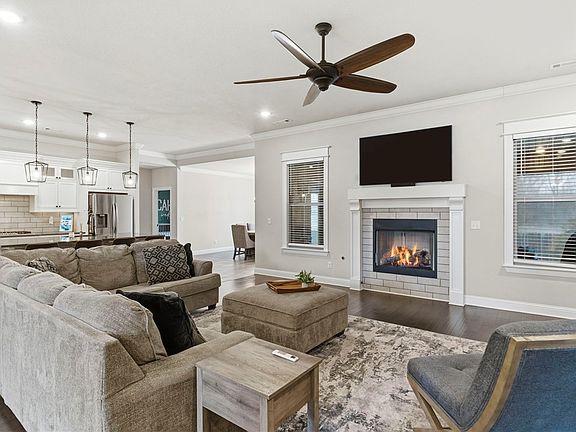 4th image of 970 Clark Cir