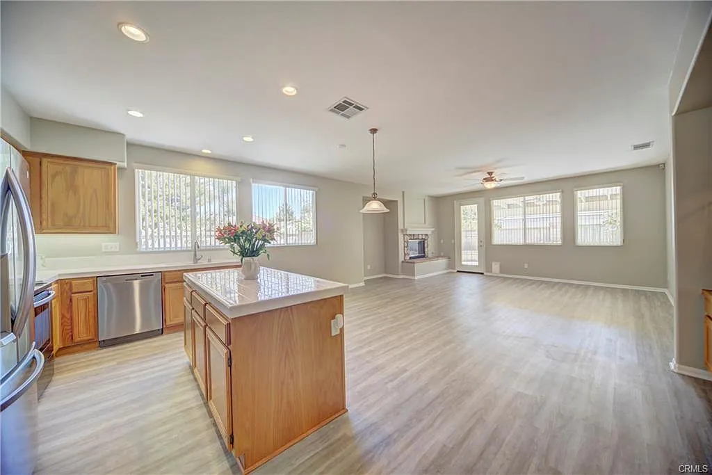 3 bed, 2110 sqft, $3,350 — Photo 3