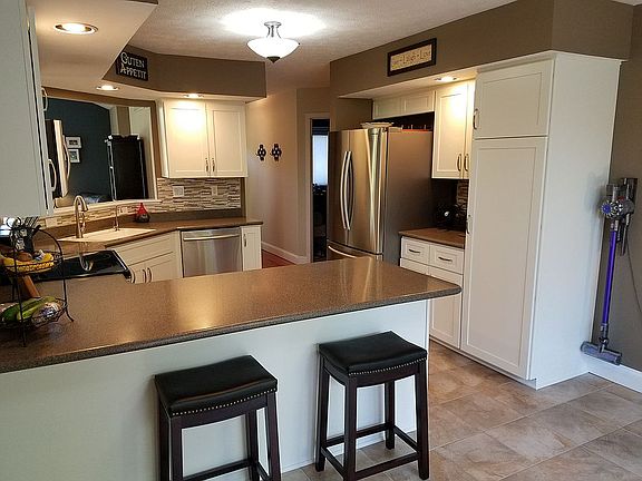 3rd image of 689 Natalie Ln