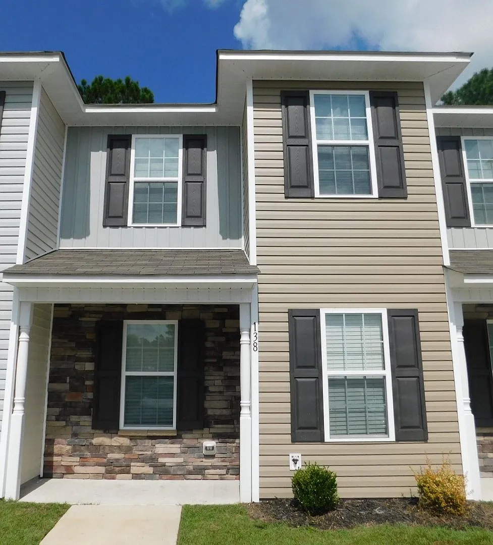 Like New Townhome! — Photo 1