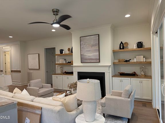 5th image of 220 Meadow Walk Dr