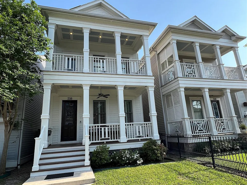 216 W 24th St