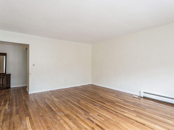 5th image of 31 Montague St Floor 1