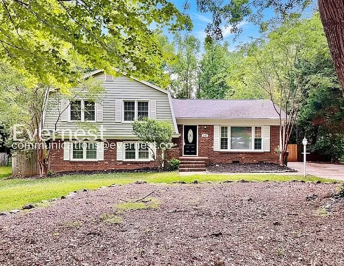 400 Wilcrest Dr — Photo 1