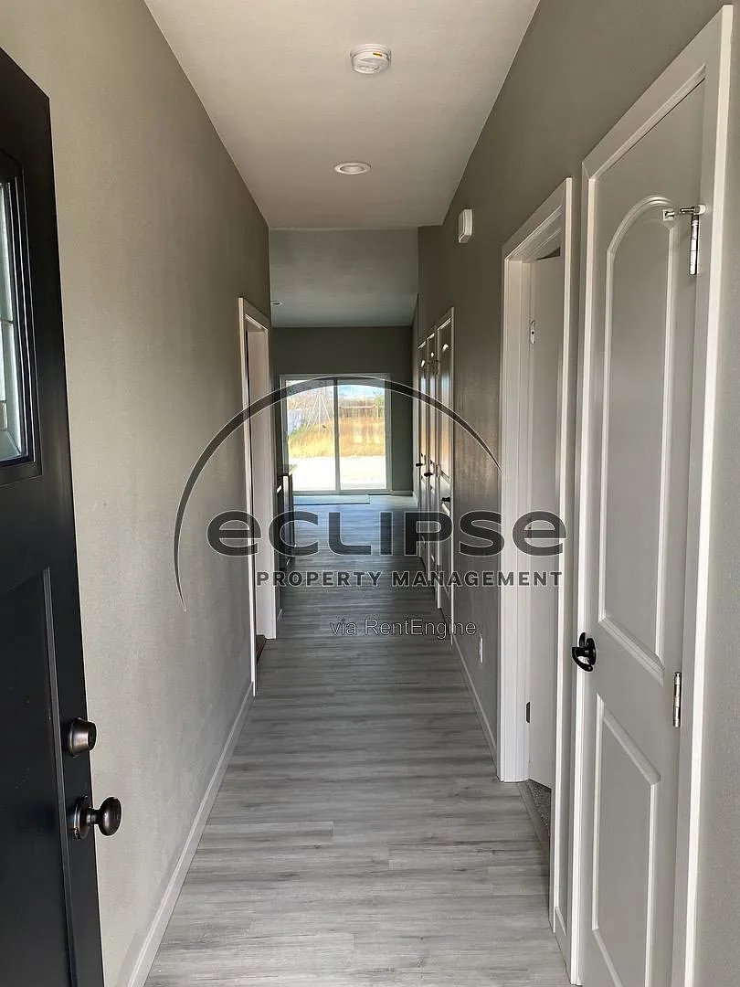3 bed, 1.0 bath, 1205 sqft, $1,650 — Photo 2