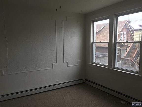3rd image of 104 Midland Ave APT 2