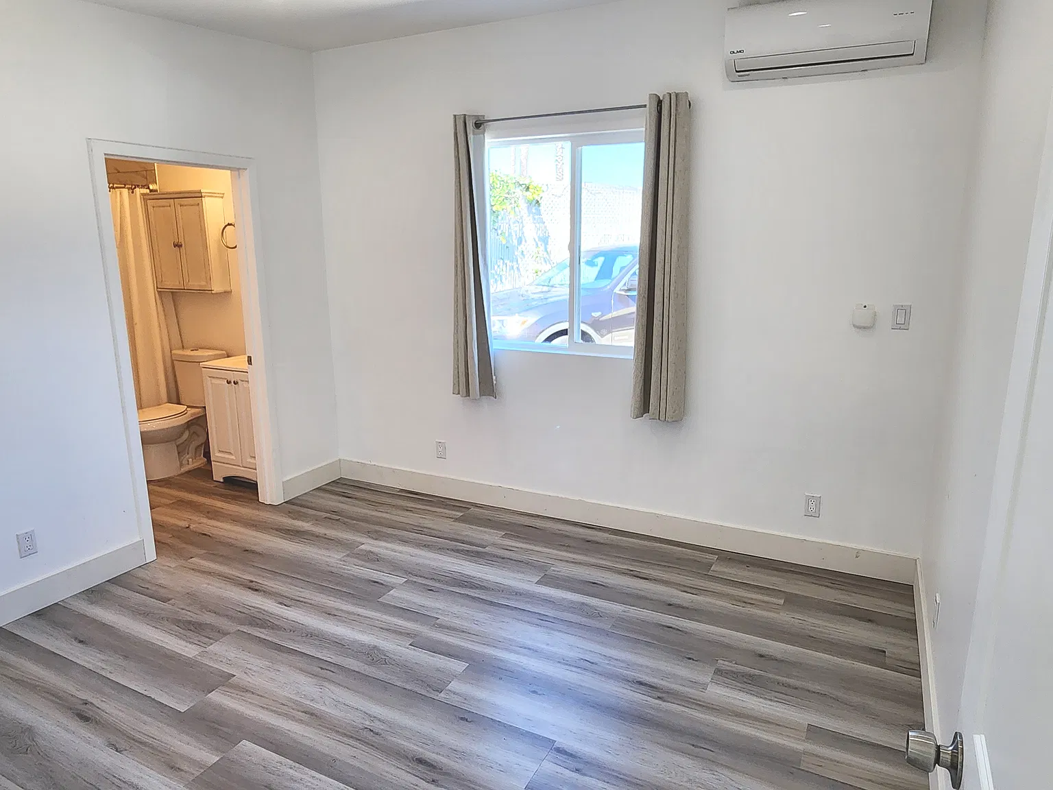 2 bed, 850 sqft, $3,490 — Photo 4