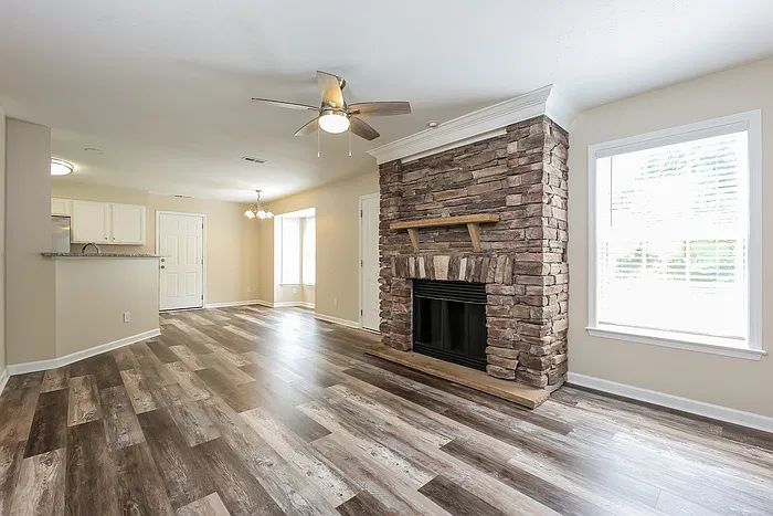 3 bed, 2.5 bath, 2172 sqft, $2,105 — Photo 2
