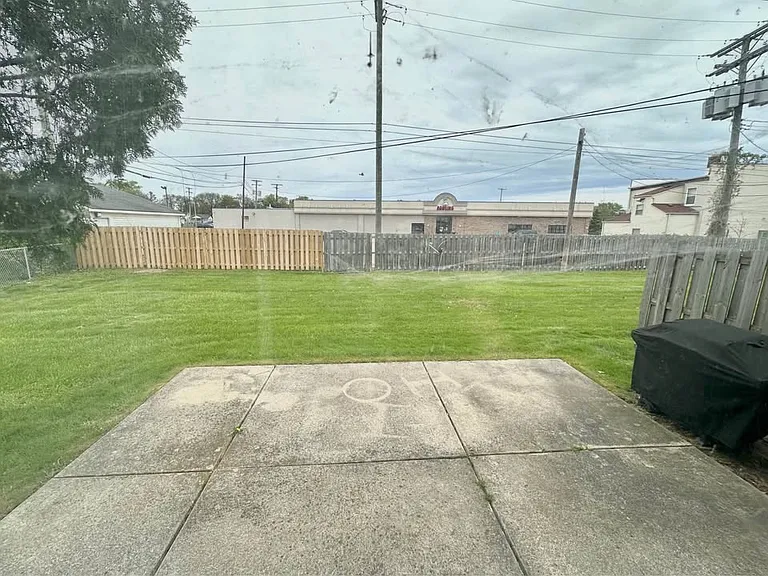 23121 Hoffman St — Photo 16