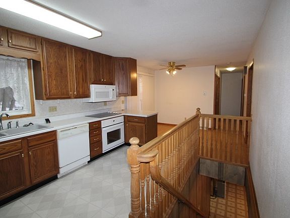 4th image of 903 Arbutus Ave