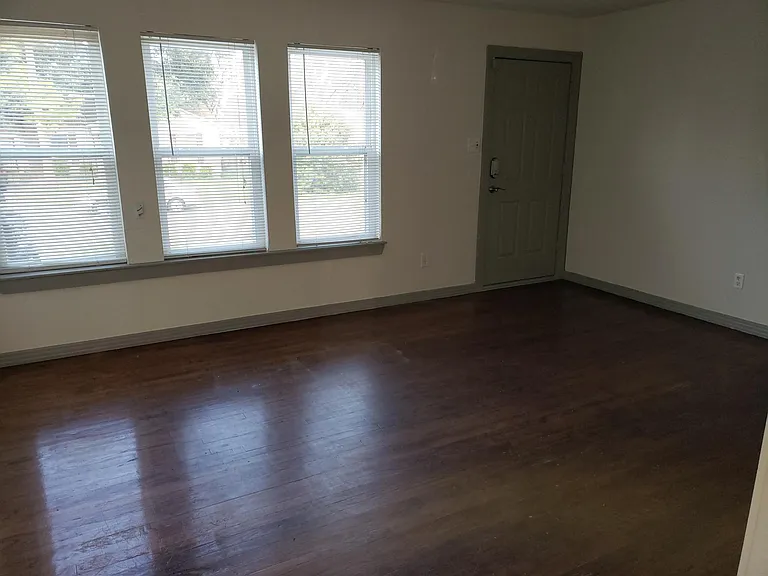 208 Fairview St — Photo 3