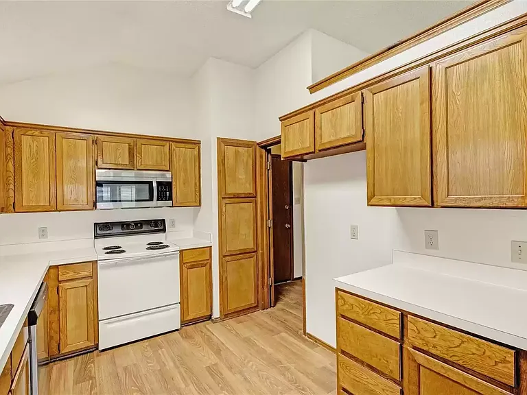 810 Castleview Dr — Photo 18