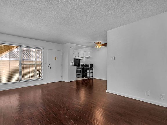 3rd image of 841 Lincoln Blvd APT E