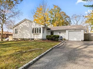 62 Hedgerow Ln, Commack, NY 11725