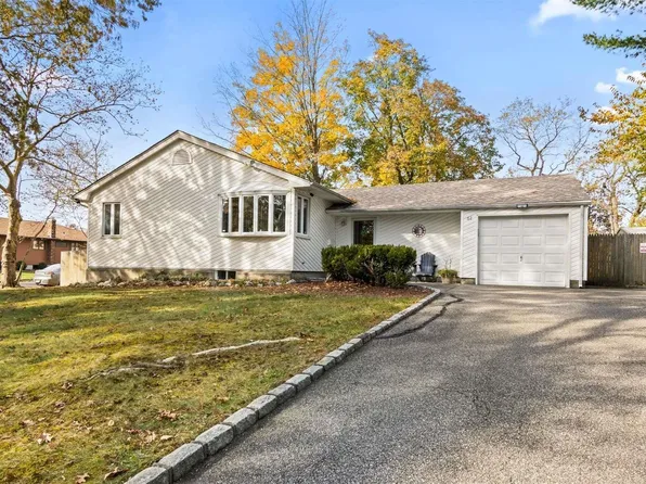 62 Hedgerow Lane, Commack, NY 11725