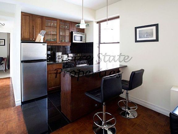 4th image of 150 W 51st St APT 1517