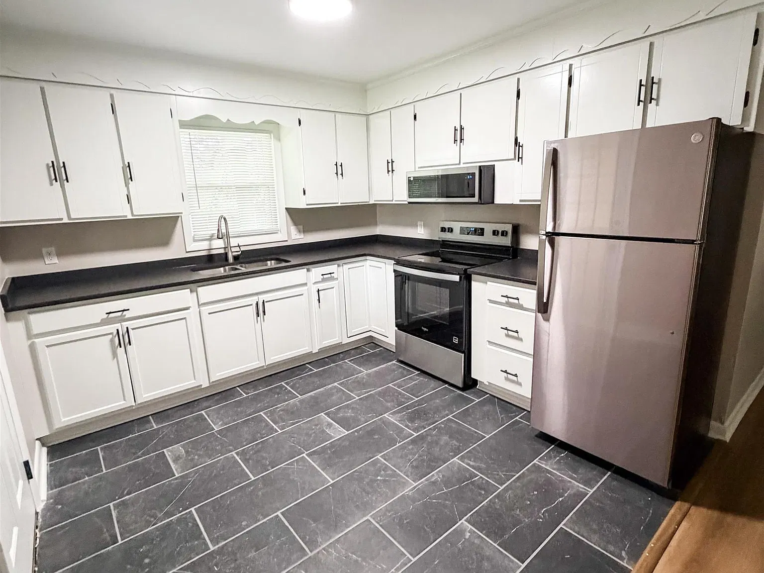 4 bed, 1.5 bath, 1107 sqft, $1,275 — Photo 2