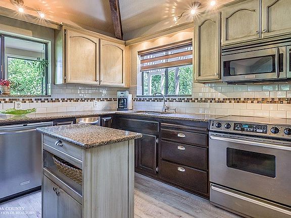4th image of 23862 Lakeview Ct