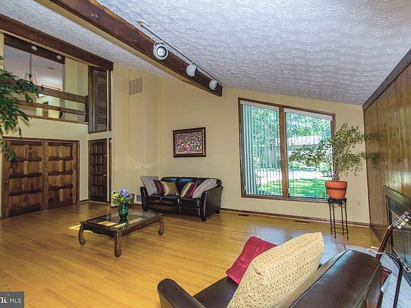 3rd image of 305 Braeburn Glen Ct