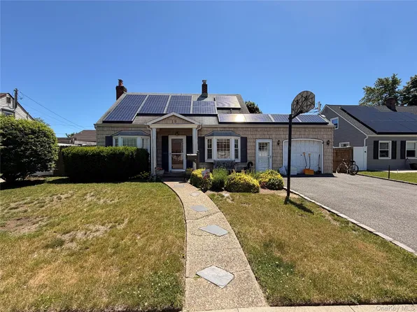 19 Surrey Lane, Levittown, NY 11756