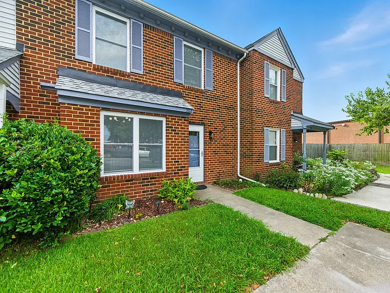 302 Seeman Ct — Photo 2