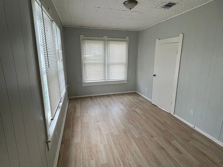 1107 Avenue A — Photo 14