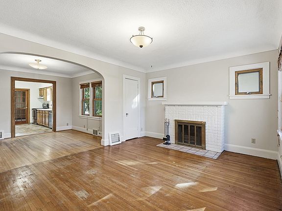 4th image of 2343 Benjamin St NE