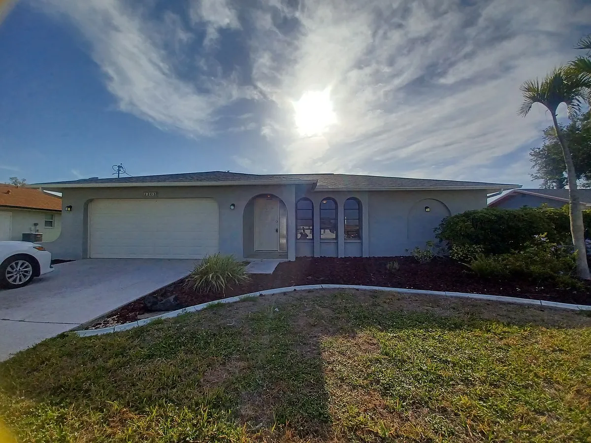 Building Photo - 3305 SW 7th Pl