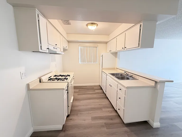 Beach Apartments — Photo 9