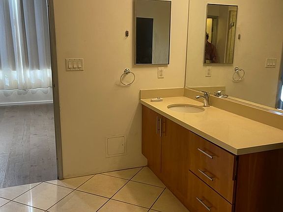 3rd image of 1130 S Flower St APT 414