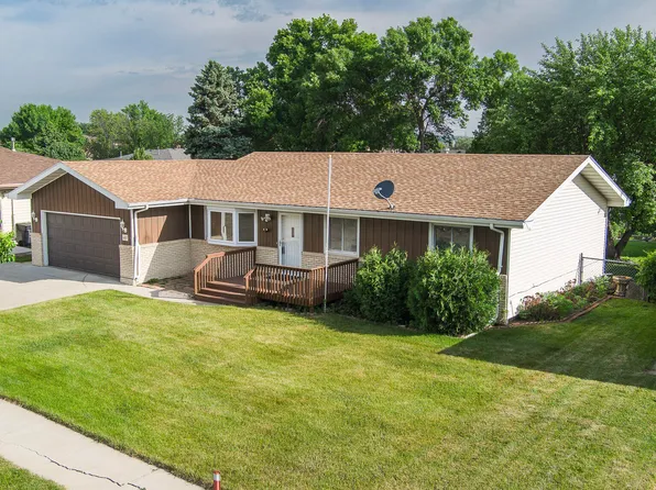 402 Tulsa Dr, Bismarck, ND 58504