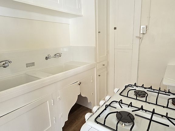 4th image of 1035 E Broadway #11184247