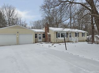 17 Meadowood Rd, Tolland, CT 06084