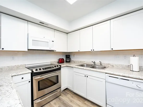 8307 Cricket Lake Dr, Charlotte, NC 28277