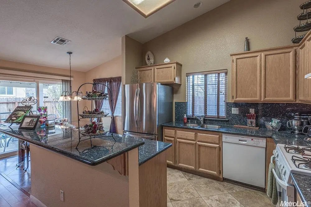 4 bed, 1878 sqft, $3,195 — Photo 4