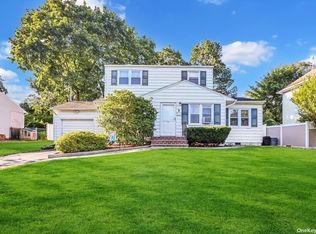 8 Cortez Ln, Kings Park, NY 11754