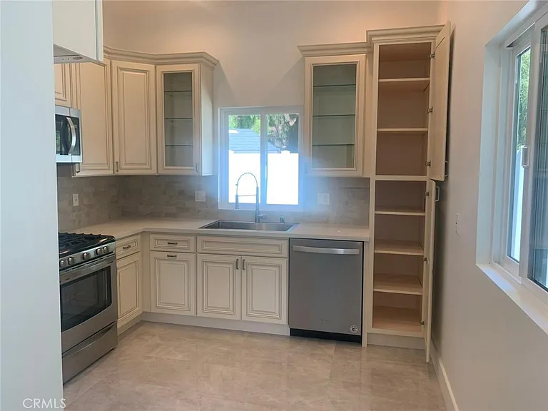 16507 San Fernando Mission Blvd — Photo 6