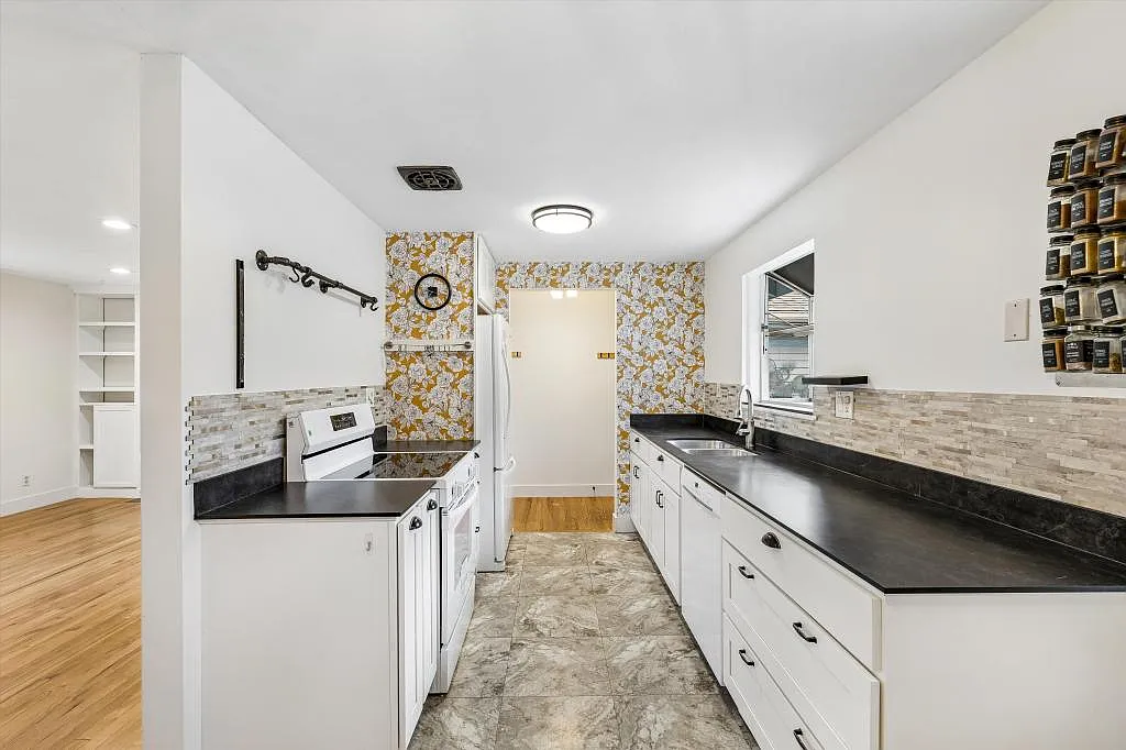 Mountlake Terrace 3 Bedroom + Bonus Room w/ Large Backyard - 3 bedrooms + den — Photo 3