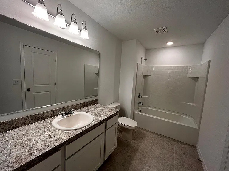 1004 Appleton St — Photo 13
