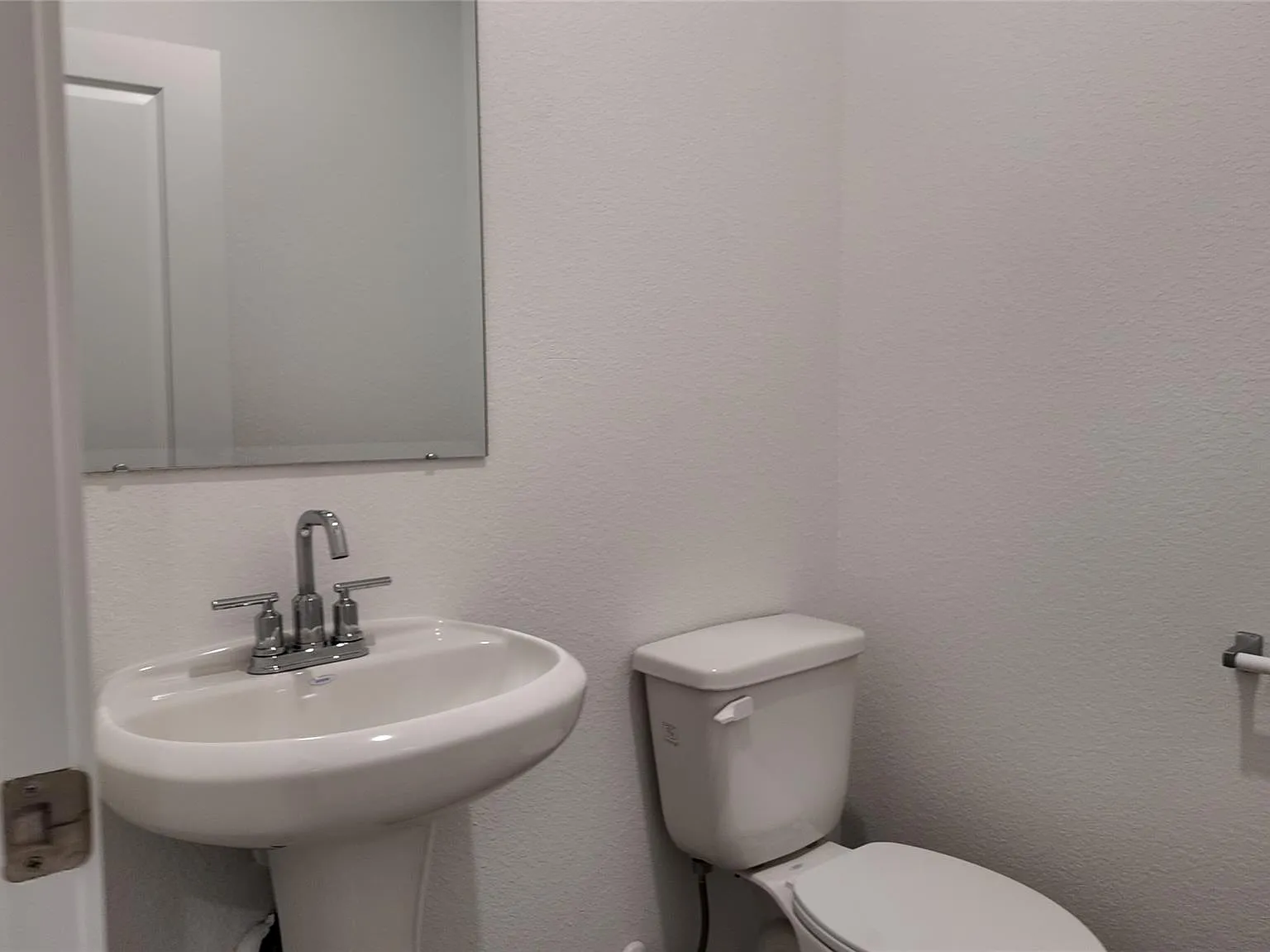 4 bed, 2.5 bath, 2466 sqft, $2,300 — Photo 3