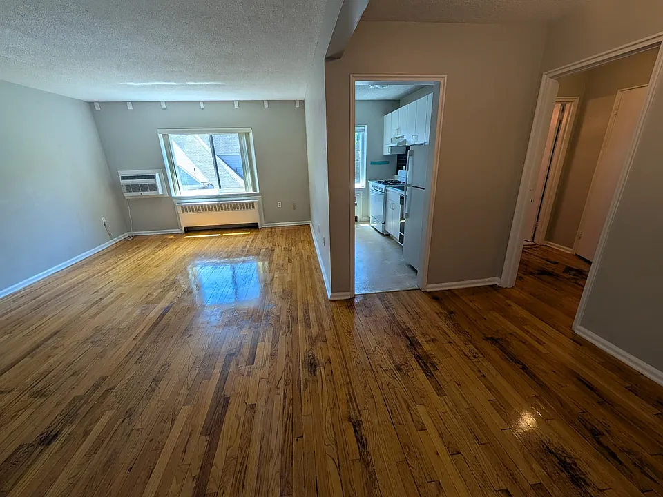 576 Whitney Ave #3E
