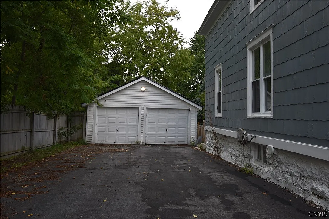 4 bed, 2.0 bath, 1601 sqft, $1,900 — Photo 4
