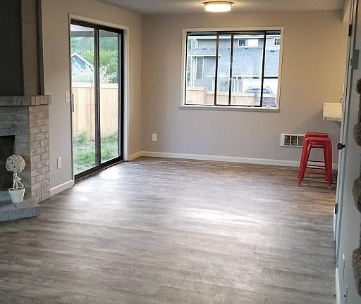 Open floor plan into dining nook